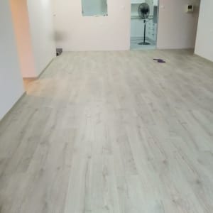 רצפת פרקט עץ בהירה בחדר ריק