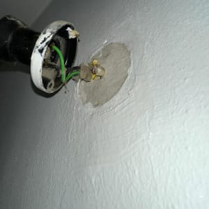 חוטי חשמל חשופים יוצאים מקיר