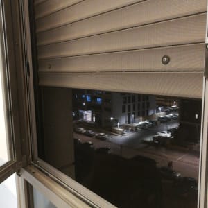 תריס אלומיניום סגור עם מסגרת חלון