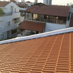 גג רעפים חום עם קצה לבן