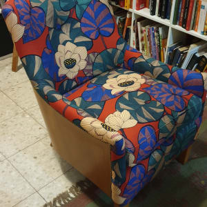 כורסה עם ריפוד פרחוני צבעוני על שטיח