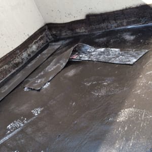 יריעות איטום מונחות על גג עם זפת