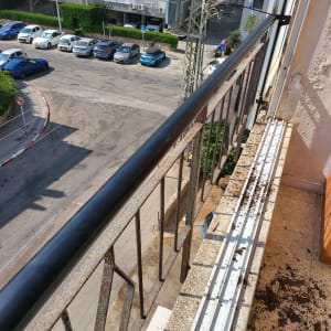 מעקה ברזל עם חלודה על מרפסת