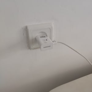 מטען סמסונג מחובר לשקע חשמל בקיר