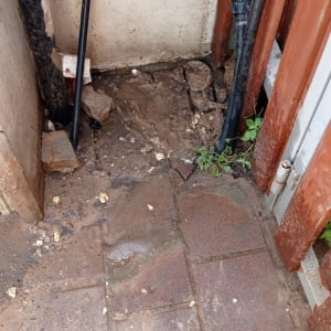 צנרת מים עם מד מים כחול וחיבורים שונים