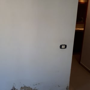 קיר עם קילופי צבע ותיקונים נדרשים