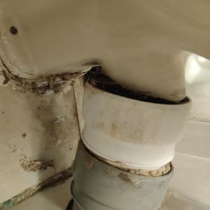 חיבור צינור לבן ואפור עם לכלוך