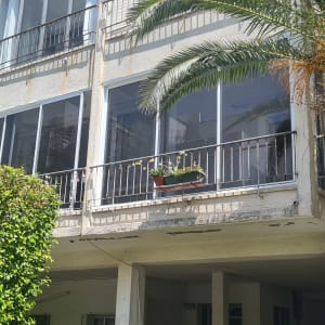 חלונות אלומיניום במרפסת בניין מגורים