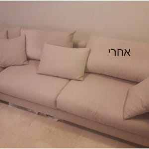 ספה נקייה עם כריות לאחר ניקוי