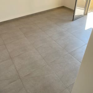 רצפת אריחים חדשה בחדר ריק עם דלת פתוחה