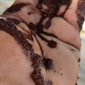 יד מלוכלכת בשמן או גריז, כנראה מעבודת תחזוקה