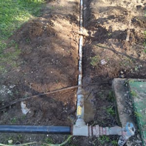 צינור מים באדמה עם ברז וסתם