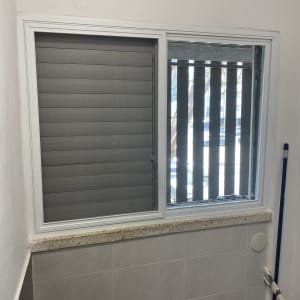 חלון אלומיניום עם תריסים אפורים