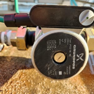 משאבת מים גרונדפוס עם צינור ירוק מחובר