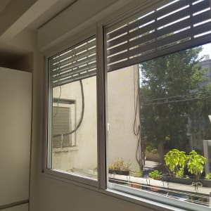 חלון אלומיניום עם תריסים פתוחים