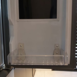 מדף פלסטיק שקוף בתוך מקרר פתוח