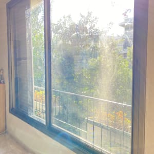 חלון אלומיניום עם מסגרת מתכתית מבריקה