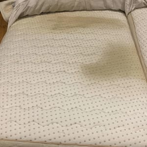 מזרן עם כתם כהה על פני השטח