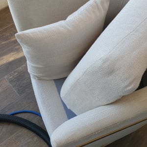 צינור ניקוי מחובר לספה בהירה