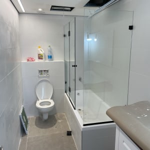 מקלחון זכוכית עם אמבטיה ומקלחת