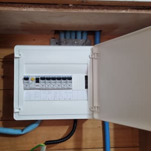 לוח חשמל פתוח עם מפסקים וחוטים חשמליים