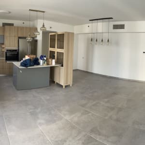 מטבח עם אי, ארונות עץ, קירות לבנים