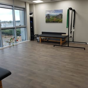 רצפת פרקט עץ בחדר עם חלונות גדולים