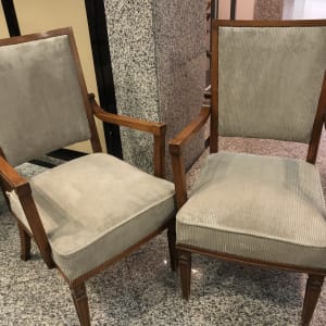 שני כיסאות מרופדים בבד אפור עם מסגרת עץ