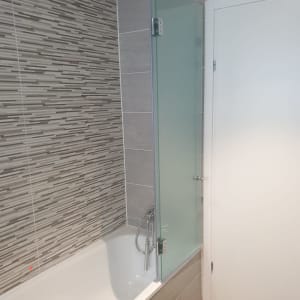 אמבטיה עם דלת זכוכית ומקלחת יד