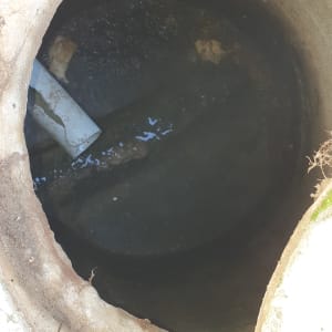 פתח ביוב עם מים וצינור שבור