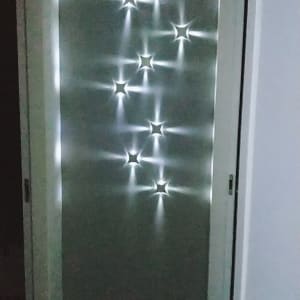 קיר עם תאורה בצורת כוכבים זוהרים