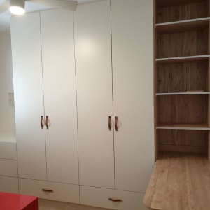 ארון בגדים לבן עם ידיות עץ ומדפים פתוחים