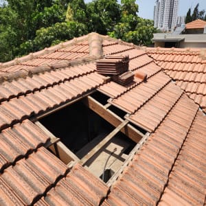 גג רעפים עם חור, ערימת רעפים בצד