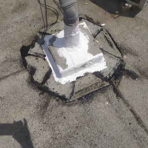 איטום צינור על גג עם חומר לבן ושחור