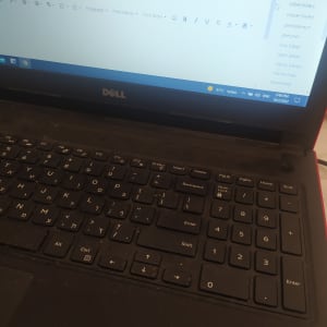 מחשב נייד דל עם מקלדת ותצוגת מסך