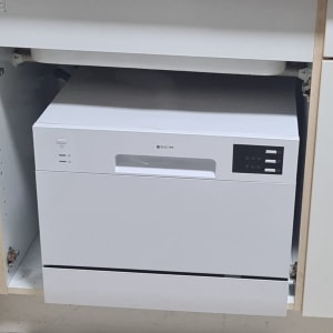 מדיח כלים מותקן בארון מטבח פתוח