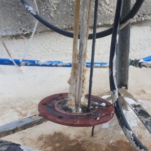 חיבורים וצינורות בדוד שמש על גג