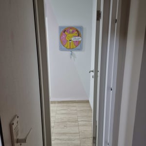 דלת פתוחה עם ידית מתכת ומסגרת לבנה