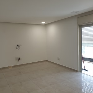 סלון דירה ריק מריהוט לאחר צביעת קירות ותקרה בלבן
