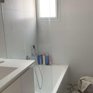 מקלחת עם אמבטיה, וילון זכוכית ומוצרי טיפוח