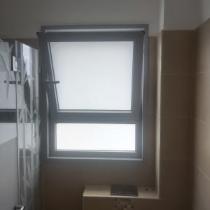 חלון אלומיניום פתוח בחדר אמבטיה