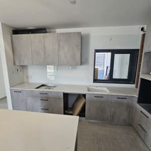 מטבח עם חלון זכוכית גדול ליד הכיור