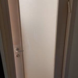 דלת עם זכוכית חלבית במרכז