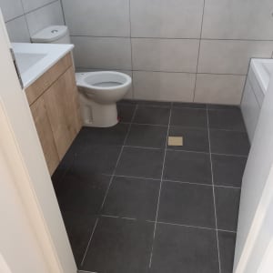 שירותים נקיים עם רצפה כהה וקירות בהירים