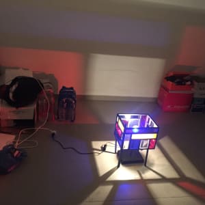 מנורה צבעונית על הרצפה עם קופסאות ברקע