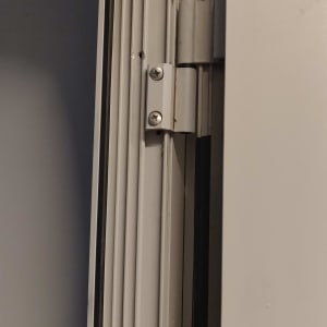 ציר אלומיניום לדלת עם ברגים