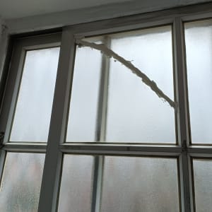 חלון זכוכית עם סדק ותיקון בטיח