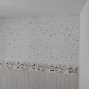 טפט עם דוגמאות משולשים ודמויות חיות