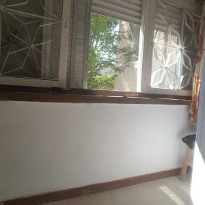 חלון עם מסגרת עץ ואיטום סביבו