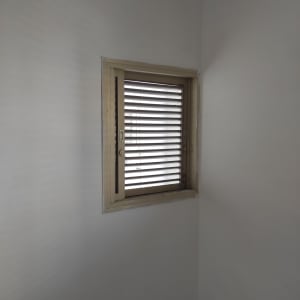 חלון עם תריסים בחדר ריק